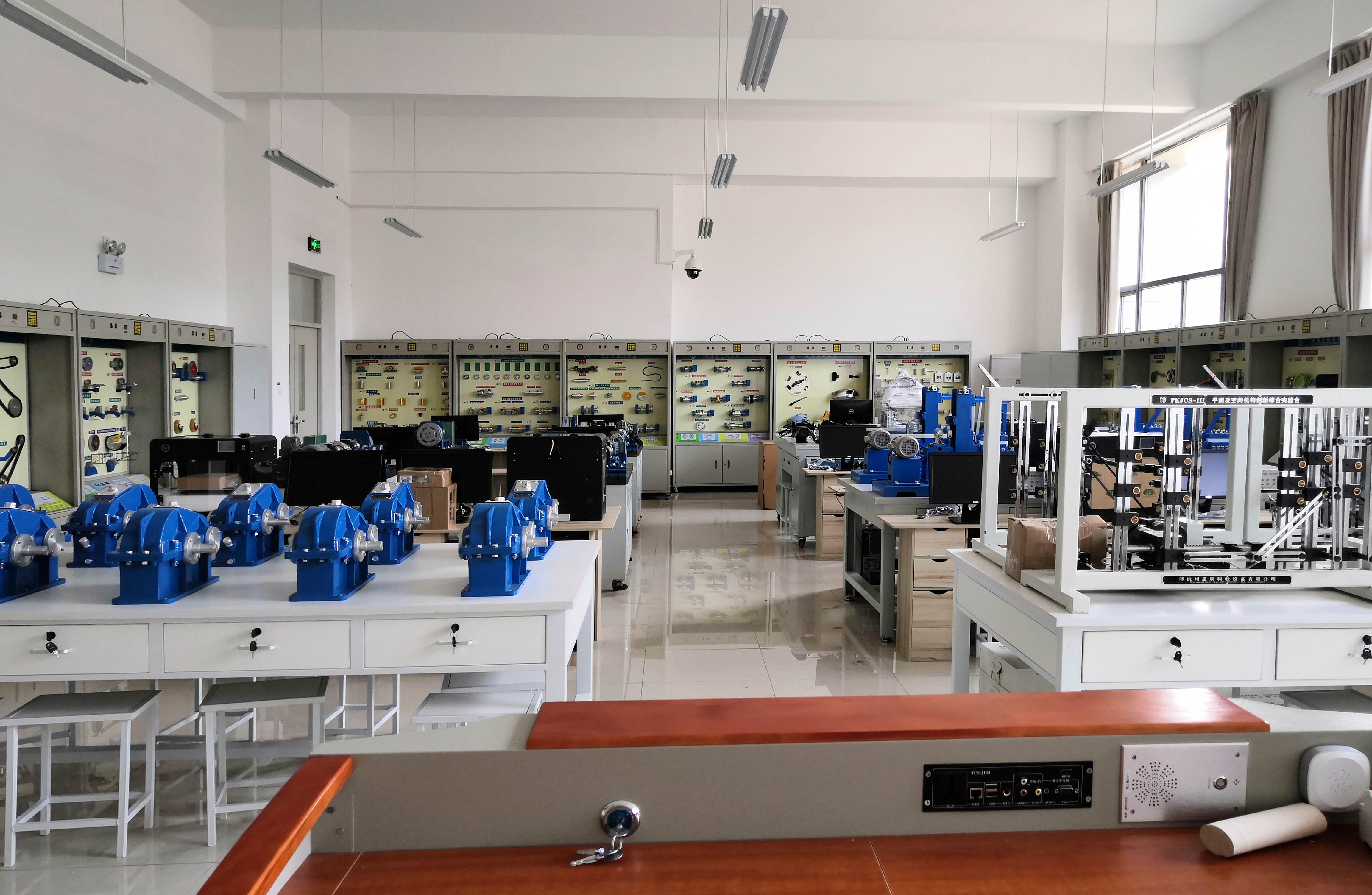 <span style="font-family:Microsoft YaHei;font-size:14px;">南京师范大学中北学院机械实验室</span>