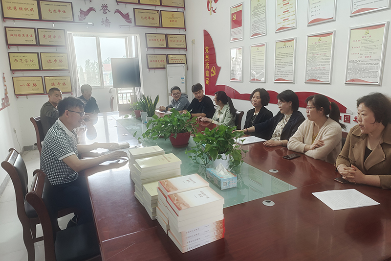 2021年5月党支部向非党员教师赠送党史学习“四本书”