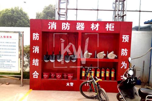 模擬消防車上體驗用滅火器撲火