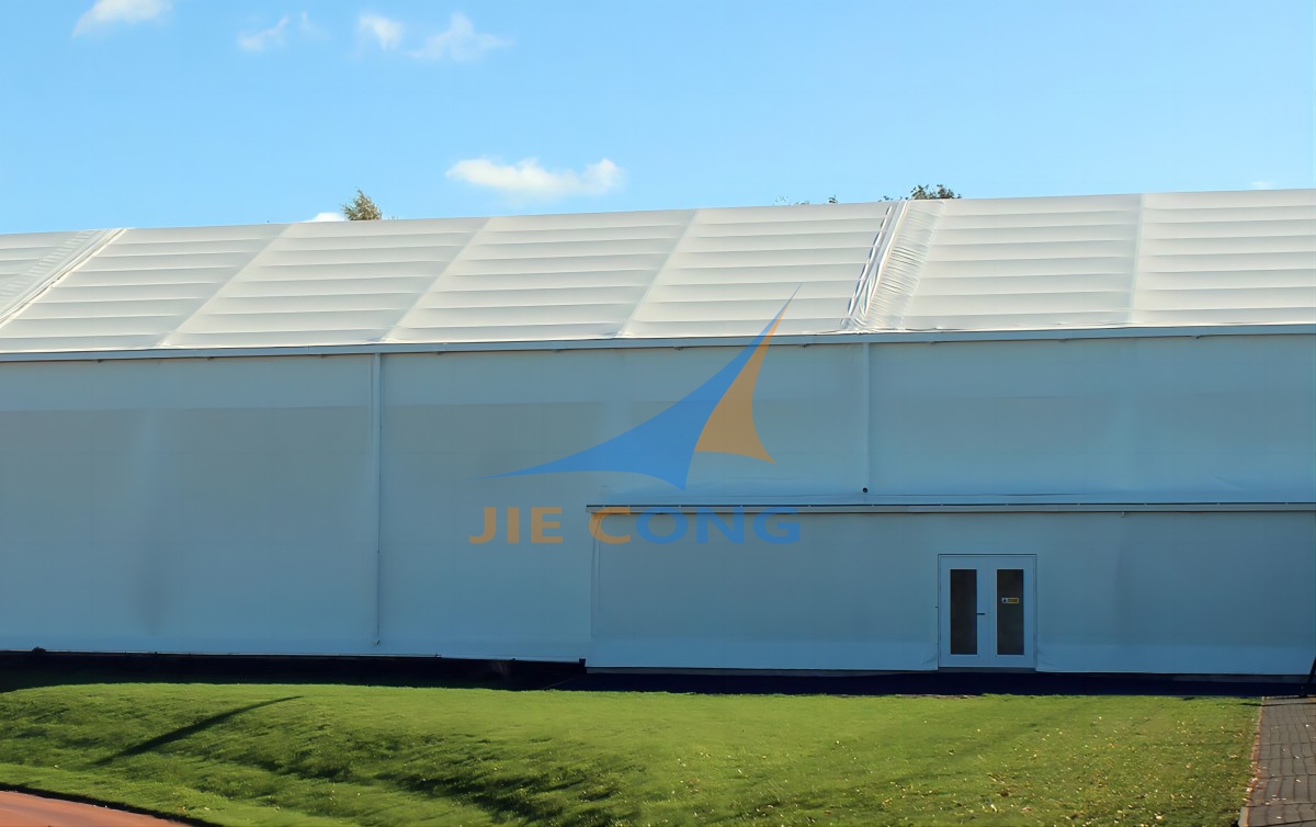 利兹网球和无挡板篮球设施的文法学校