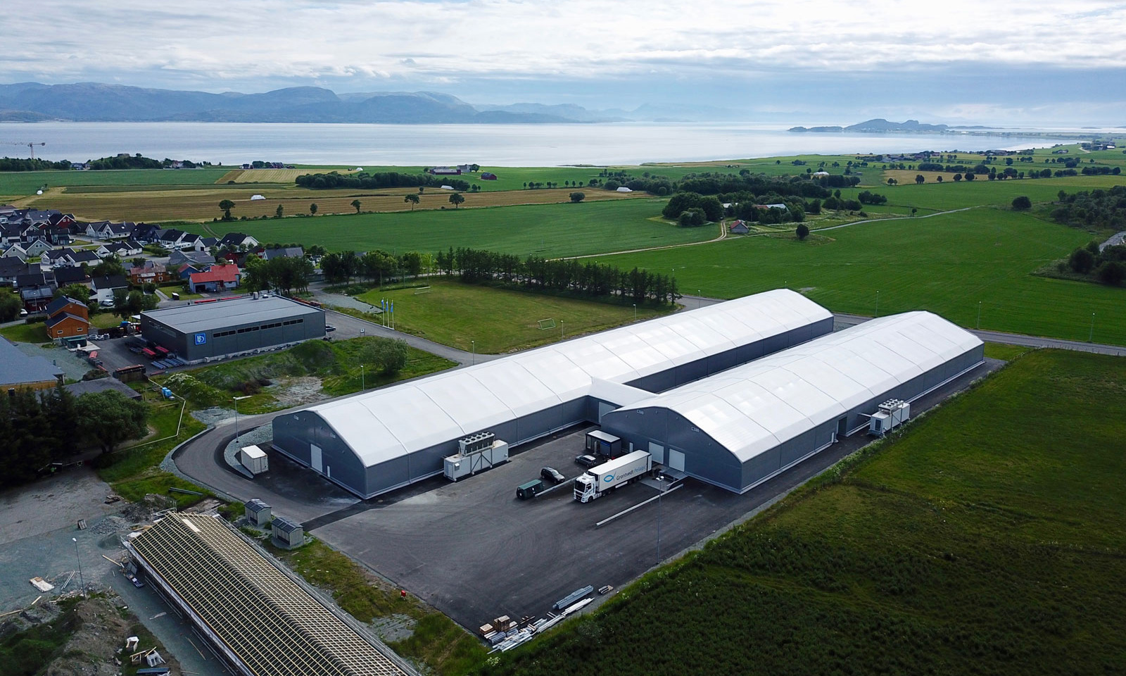 <br />
<div style="text-align:center;">
	<span style="font-size:14px;">膜结构仓储设施</span>
</div>