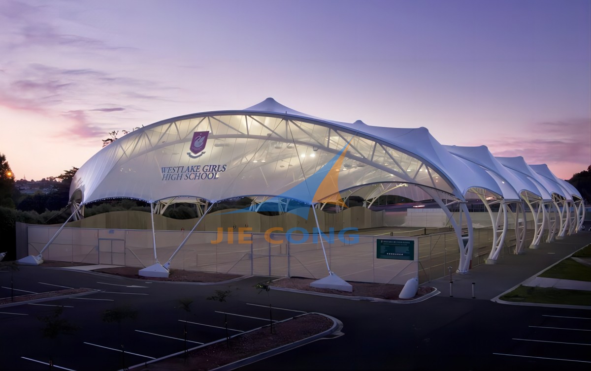 针对体育场馆、游泳池、网球场等运动场所，我们提供定制化的膜结构遮阳与覆盖方案