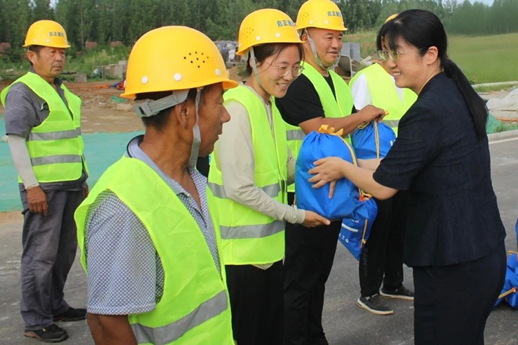 泰安市总工会莅临禾琦制药开展“夏送清凉”活动