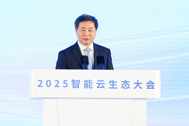 第八届数字中国建设峰会·智能云生态大会主论坛上,中国电信董事长柯瑞文作主题演讲