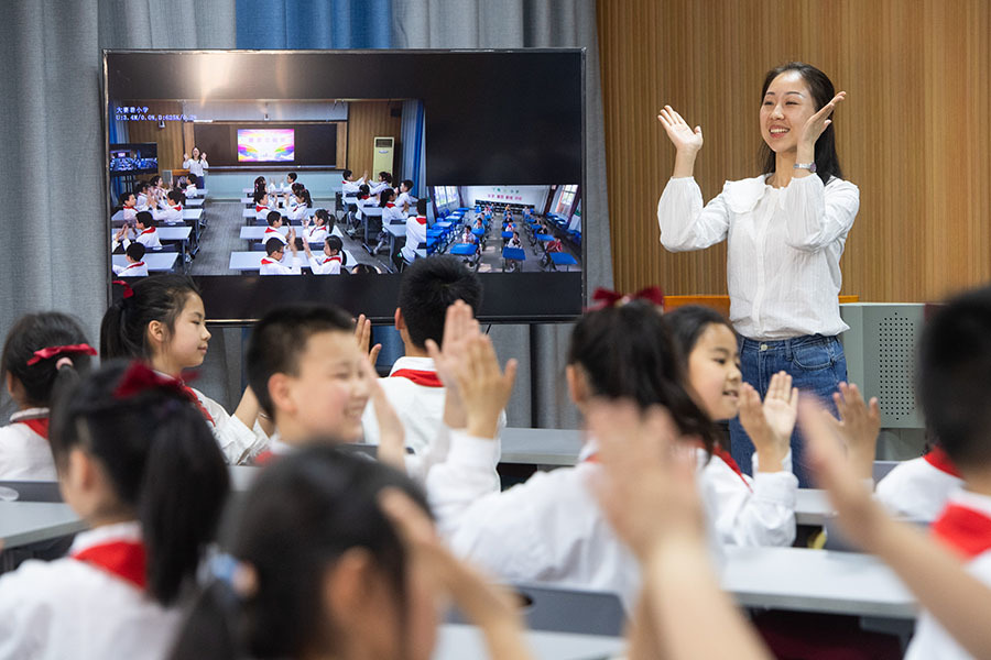 2022年5月16日,在湖北省荆州市沙市大赛巷小学,学生通过“空中课堂”与偏远乡镇的丫角小学一起进行韵律操活动。 新华社记者 肖艺九 摄