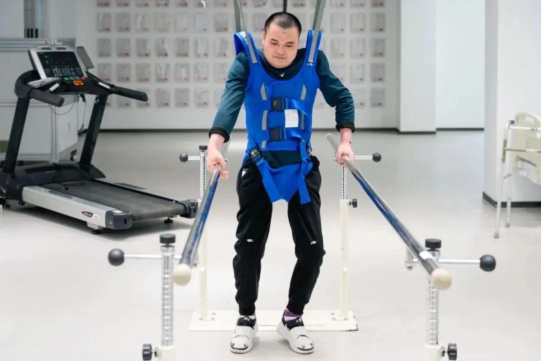 在术后第14天,患者依靠自身运动意图行走。复旦大学供图