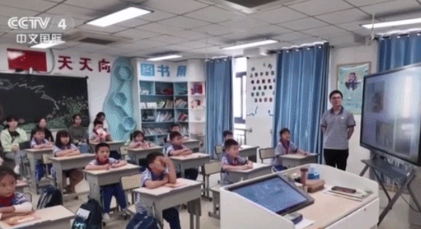 图为在海南三沙,师生通过远程课程学习。