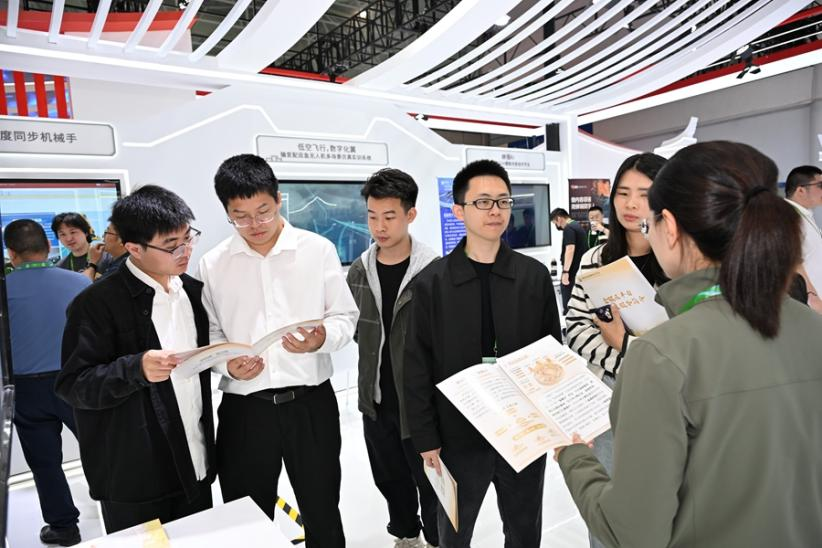 在“金服云”平台成果展区,吸引许多嘉宾围观。主办方供图
