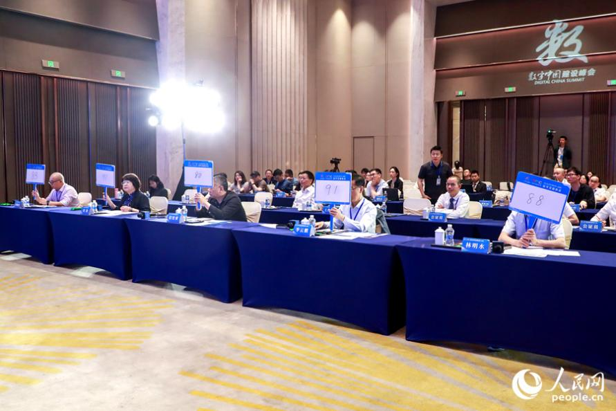 评委现场打分、亮分。人民网 陈永整摄