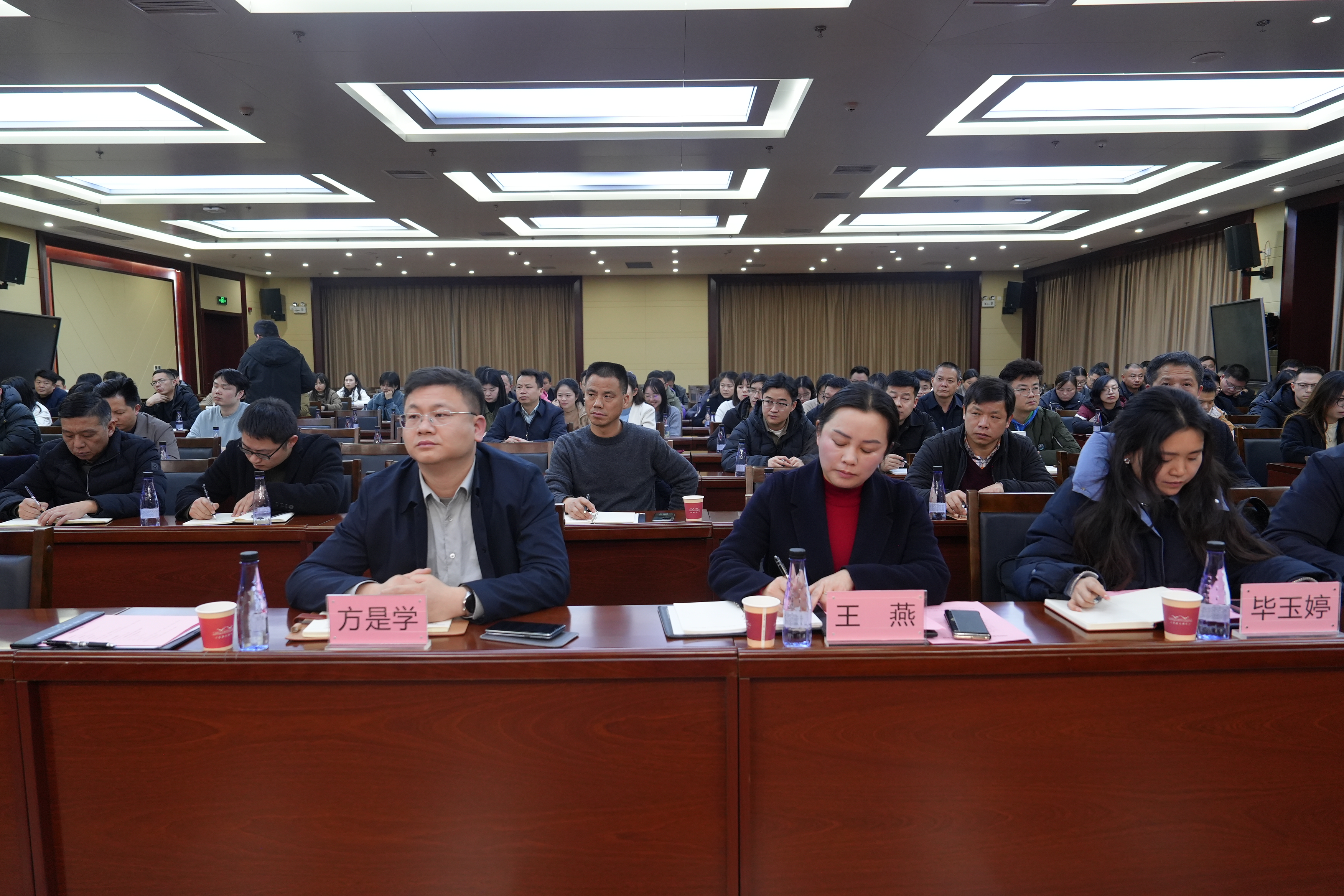 區(qū)經(jīng)發(fā)集團(tuán)員工職業(yè)素養(yǎng)培訓(xùn)第一課開講 | 規(guī)范辦文暨辦公禮儀培訓(xùn)會(huì)