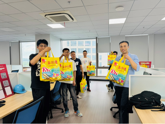 向一线工人进行高温慰问