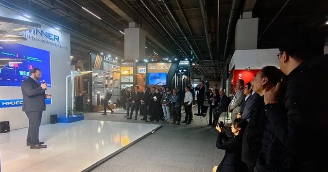 【热烈祝贺】开启低碳照明新时代丨华普永明低碳储能路灯法兰克福展成功全球首发