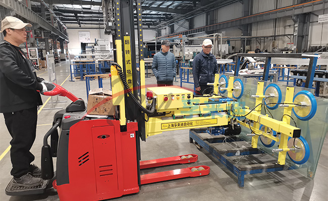 Vacuum Lifter, effortless precision — making the movement of large glass panels easy and accurate.