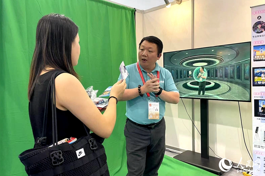 负责人介绍面向乡村直播的数字产品。人民网记者 林盈摄