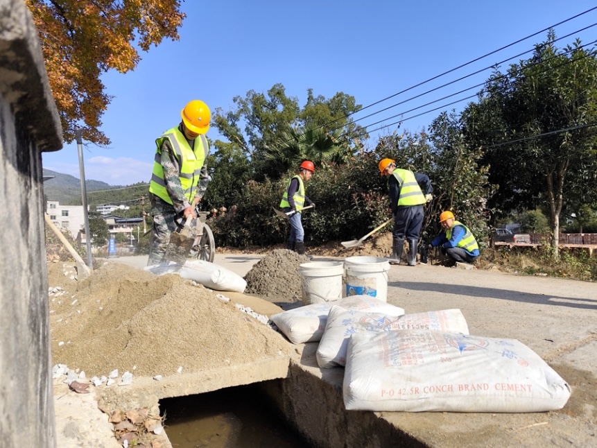 此前，乡贤陈昌添为闽侯县洋里乡绅带村捐献的91盏崭新路灯在施工中。闽侯县委组织部供图