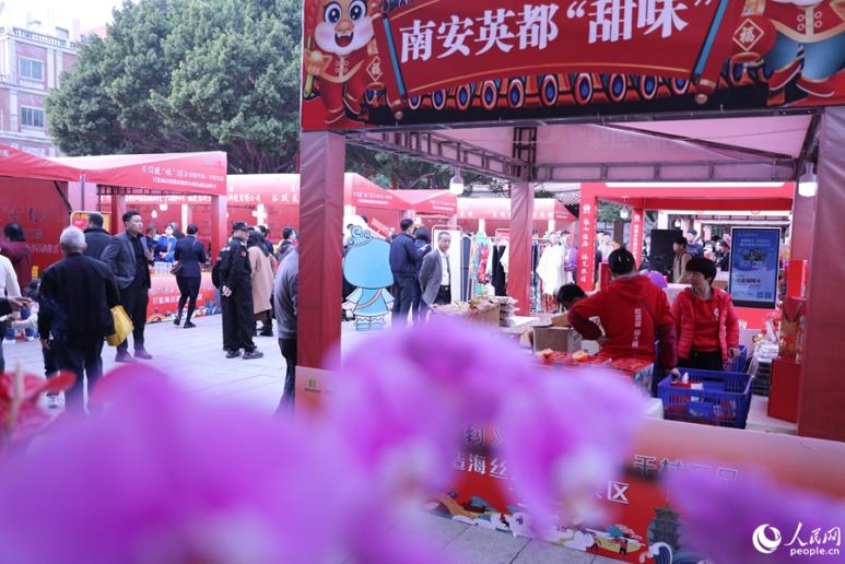 各具地方特色的农产品吸引了不少消费者选购。人民网 李昌乾摄