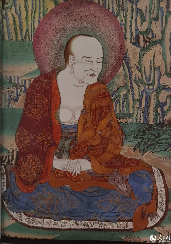 西藏唐卡画师仁青郎加创作的首幅唐卡漆画作品《指小路尊者》，让唐卡和漆艺两种艺术实现了穿越千年的“跨界碰撞”。人民网 李昌乾摄