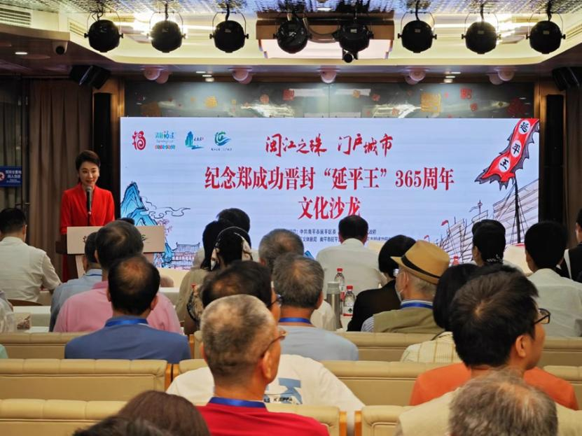与会嘉宾在游轮上参加纪念郑成功晋封“延平王”365周年文化沙龙。黄东仪摄