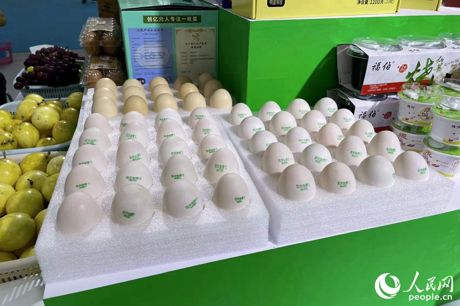 第二届乡村振兴产业展上陈列的农产品。人民网记者 林盈摄
