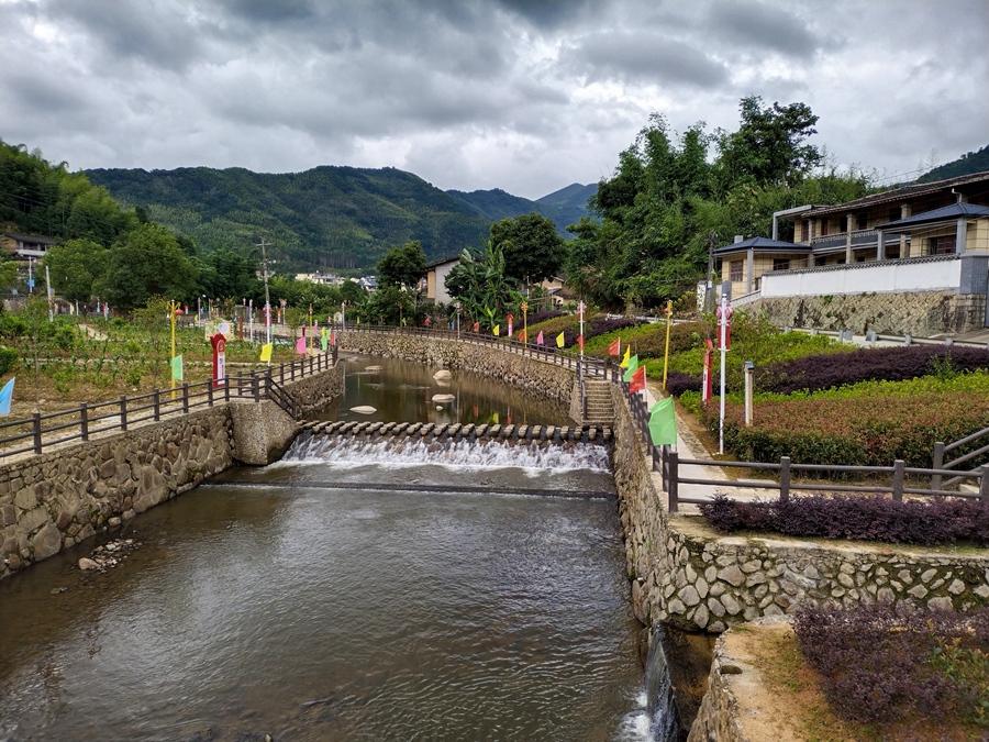 闽侯县荆溪镇仁洲村推行党支部建在网格上，引导各方力量参与家乡建设，共同绘就宜居宜业和美乡村新画卷。闽侯县委组织部供图