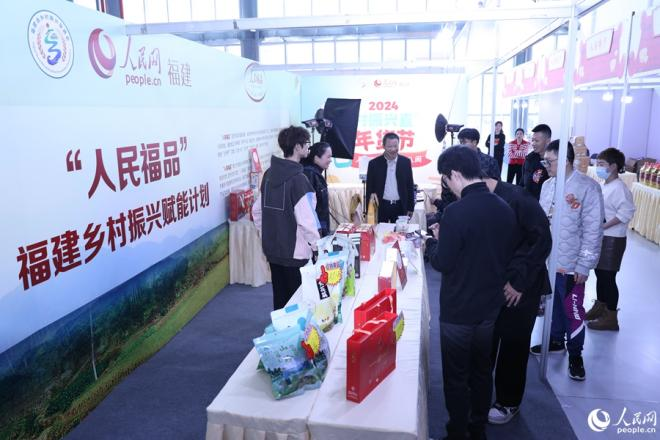 “人民福品”展位推介的产品,吸引消费者咨询、购买。人民网 李昌乾摄