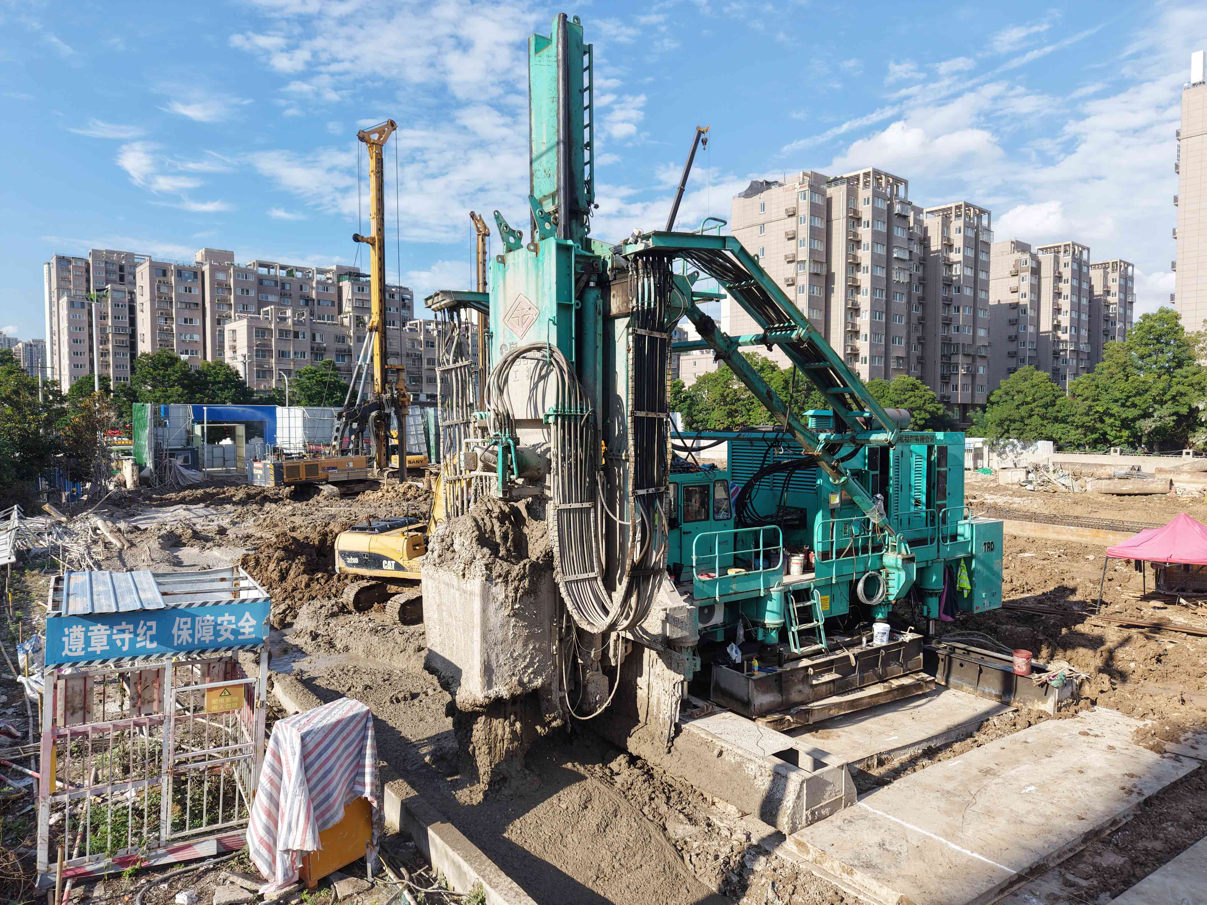 “鋼管迷宮”中開辟通途，上工機(jī)械TRD工法機(jī)破解施工困局！