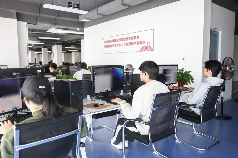 数据标注师正在工作。图片来源：新华社