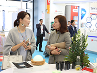销售总监与客户洽谈精油