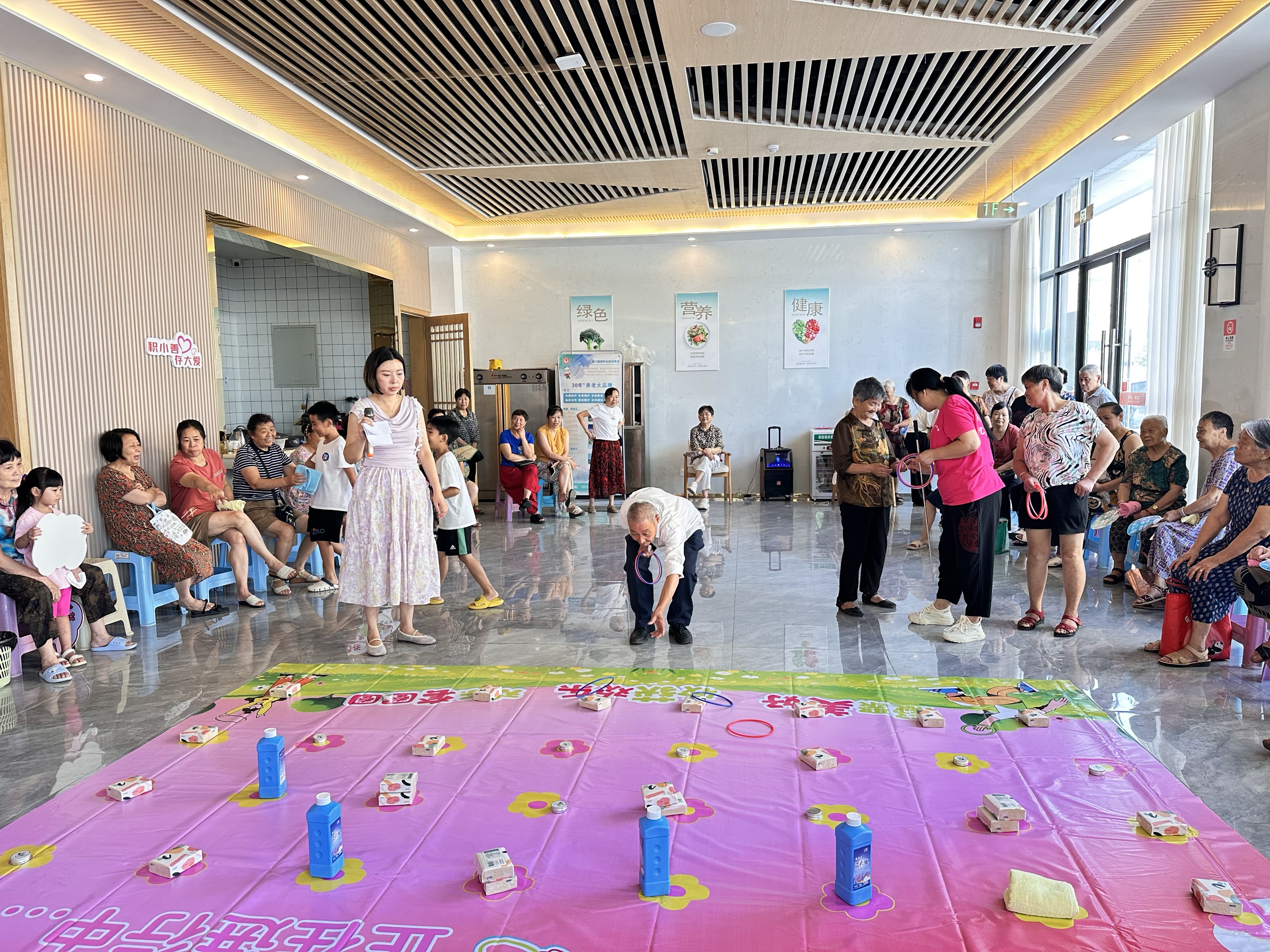 颐锦养老】欢乐套圈展银龄风采，暖心互动聚颐锦真情~