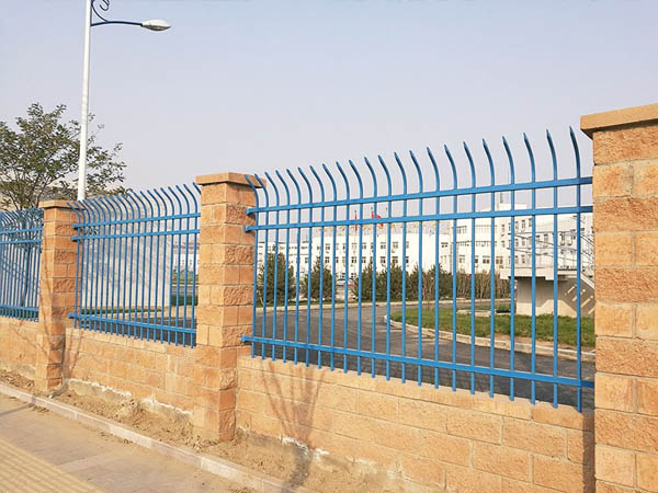 锌钢护栏有几个明显的特征