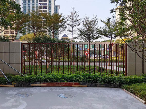 简单分析锌钢护栏的重要特性