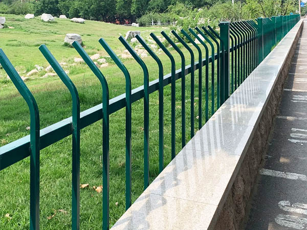 为什么道路护栏选择锌钢的