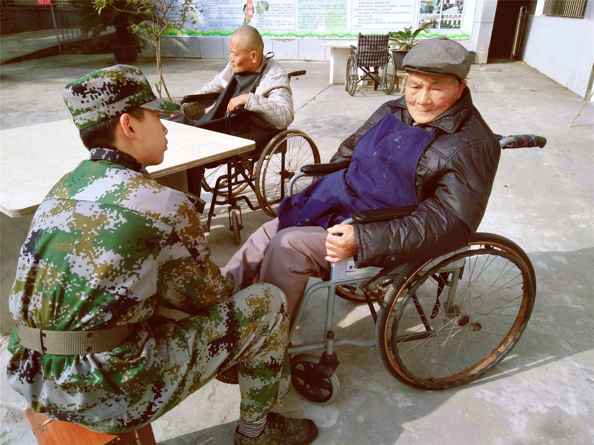 立德素质教育基地学员尊老敬老