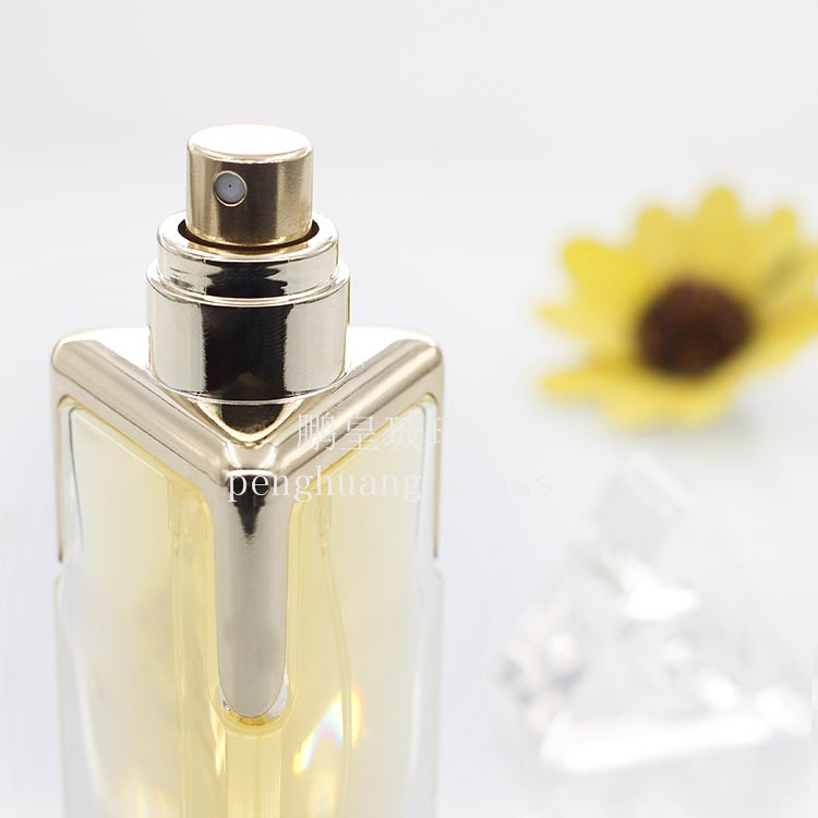 30ml 新款三角型鑲嵌邊香水瓶配齊肩三角形亞克力蓋子