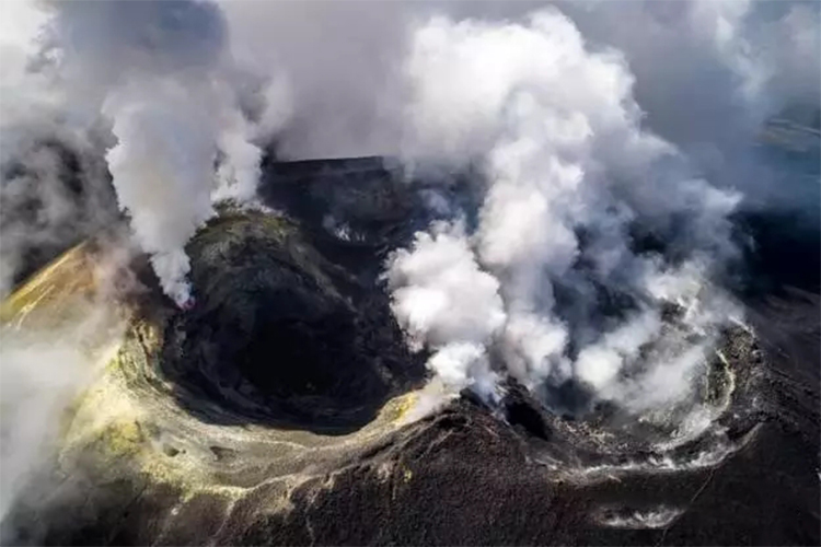 深入火山口，破解地球密码