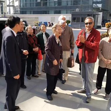 黄埔刘奶奶一家参观红日