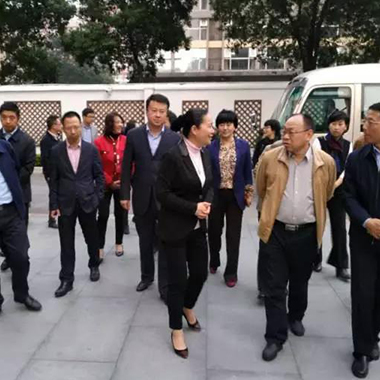 杨浦区区长到院参观红日