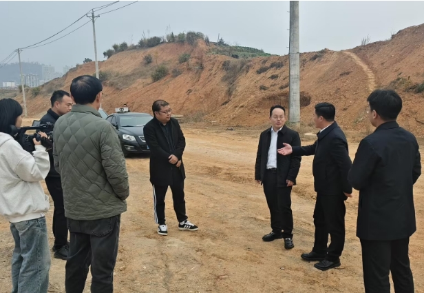 杜县长率队现场协调兴业街延伸路推进事宜 锦宗建工公司负责人陪同