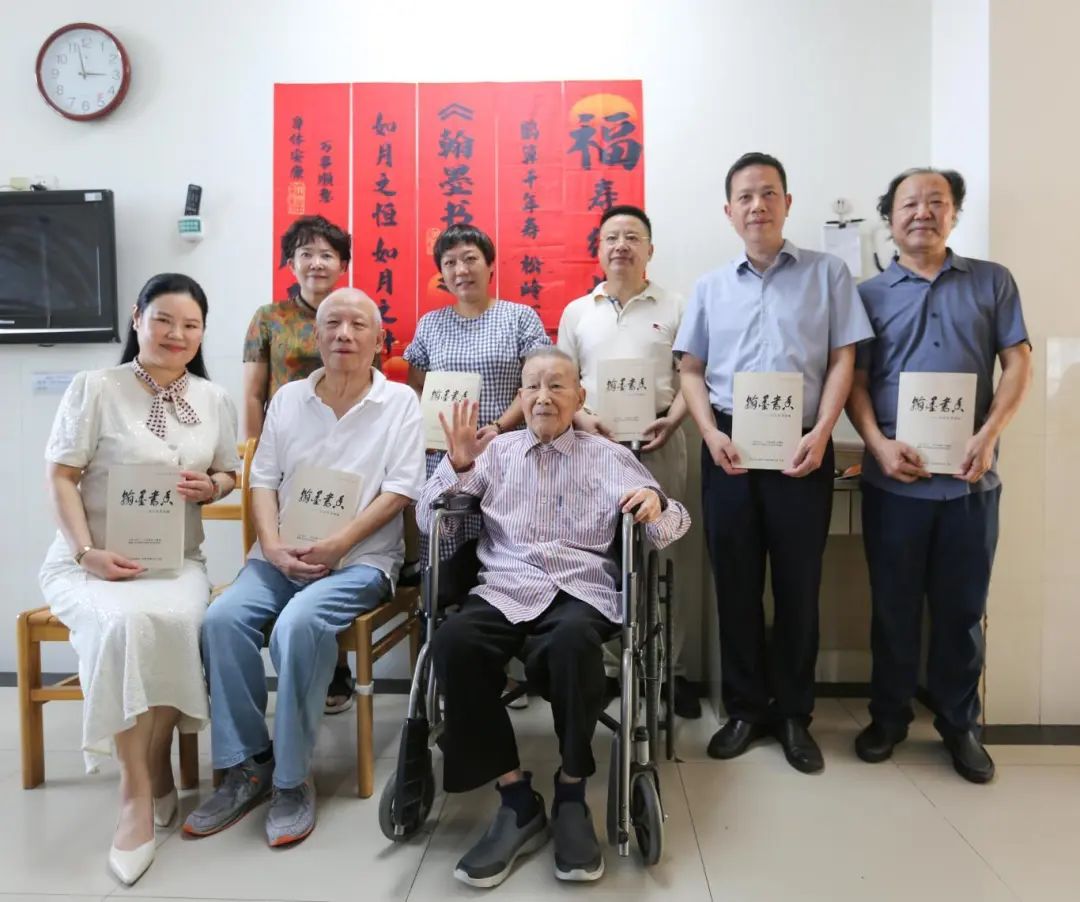 博士来集团董事长何承豹出席《翰墨书香——孙方百岁传略》赠书仪式