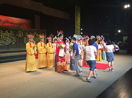 公司组织员工观看韩再芬主演的黄梅戏《女驸马》