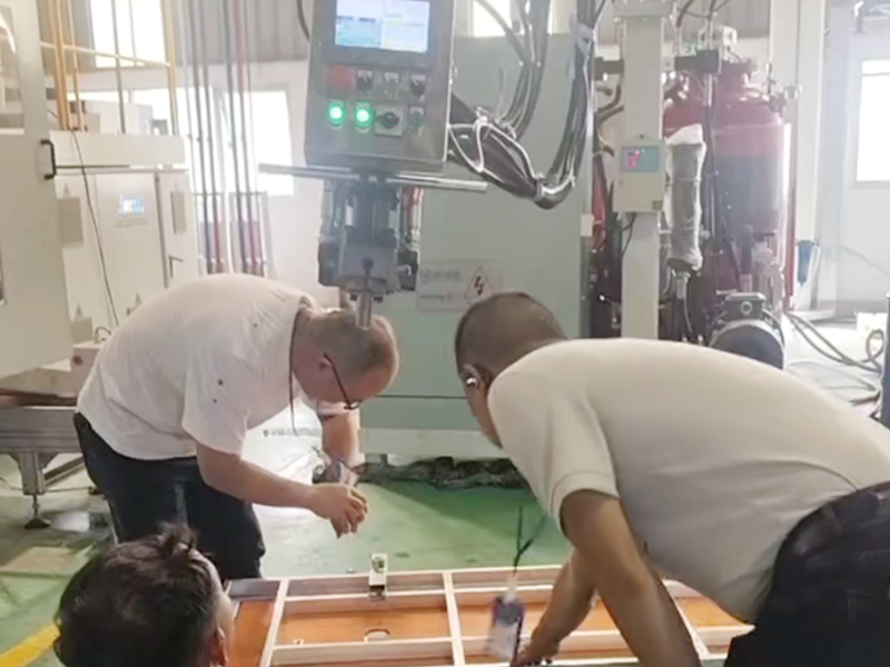 印尼雅加达水面光伏浮箱海水养殖浮箱高压发泡机