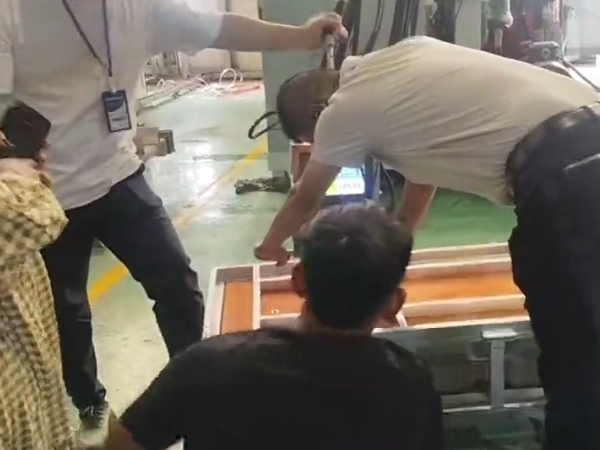 印度尼西亚海上阳光光伏发电浮箱浮桶高压发泡机