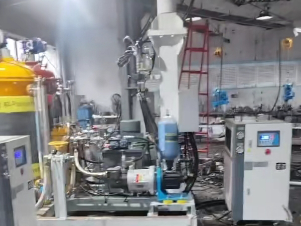 安徽宣城办公家具自结皮扶手面高压发泡机