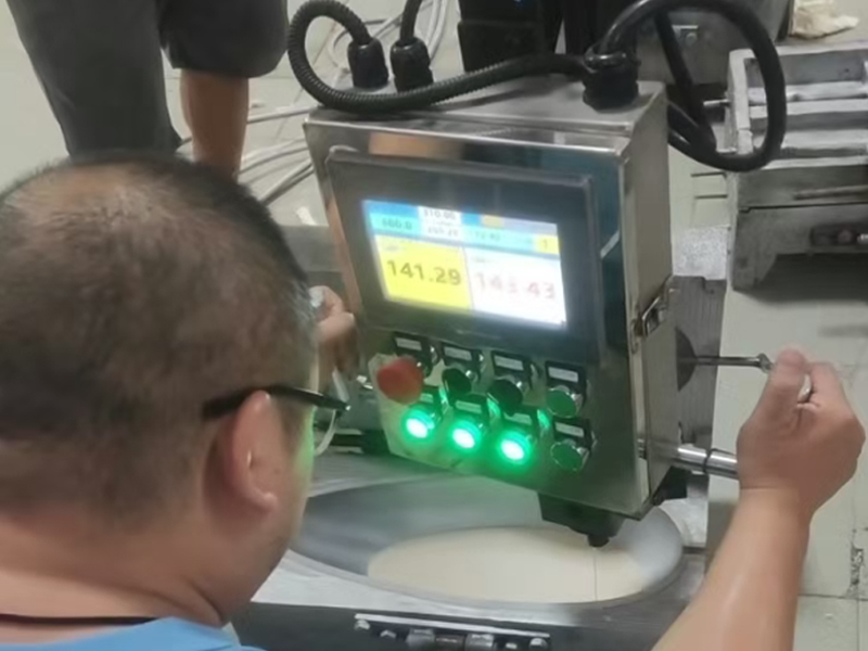 ​仿木灯饰配件高压发泡机的特点及其工作原理