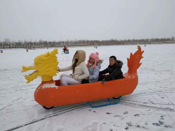 雪地龙舟