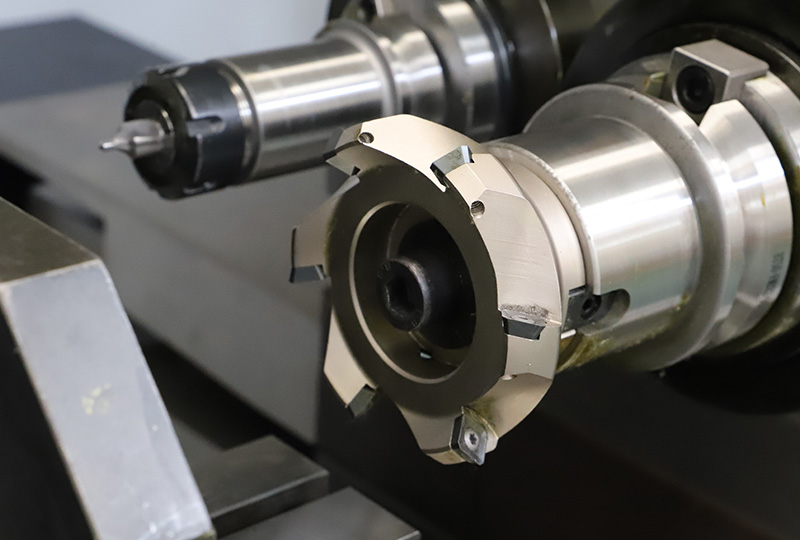 铣端面打中心孔机床装夹轴类零件应当用什么夹具