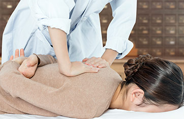 <span style="font-family:Microsoft YaHei;font-size:24px;color:#4D2C0A;">中医正骨美体</span>