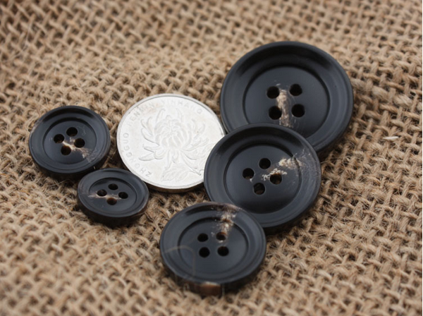 Button 018