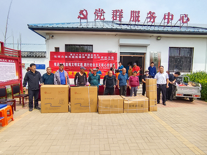 图为福星园老年公寓护理院医护人员为残疾人做康复。  李宁 摄
