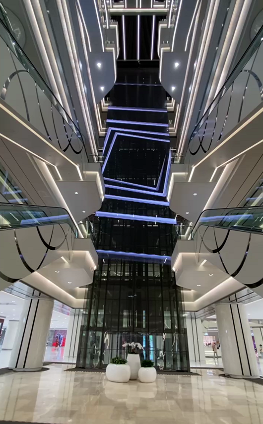 武汉武商MALL·国广商业中庭P3.91透明屏300平方上线